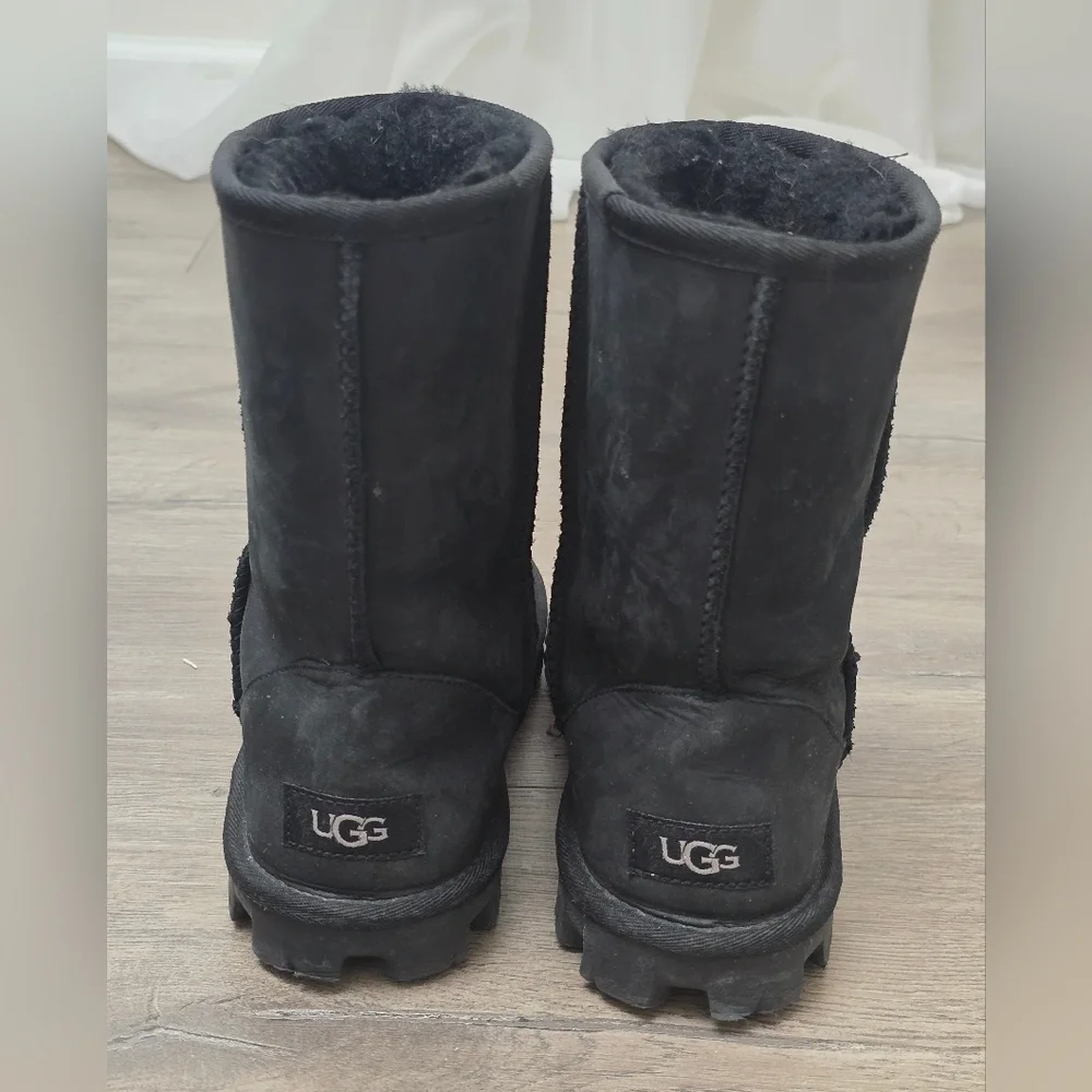 UGG Essential Short II Wool Lined Black Suede Women Size 7 Outdoor Ski Snow